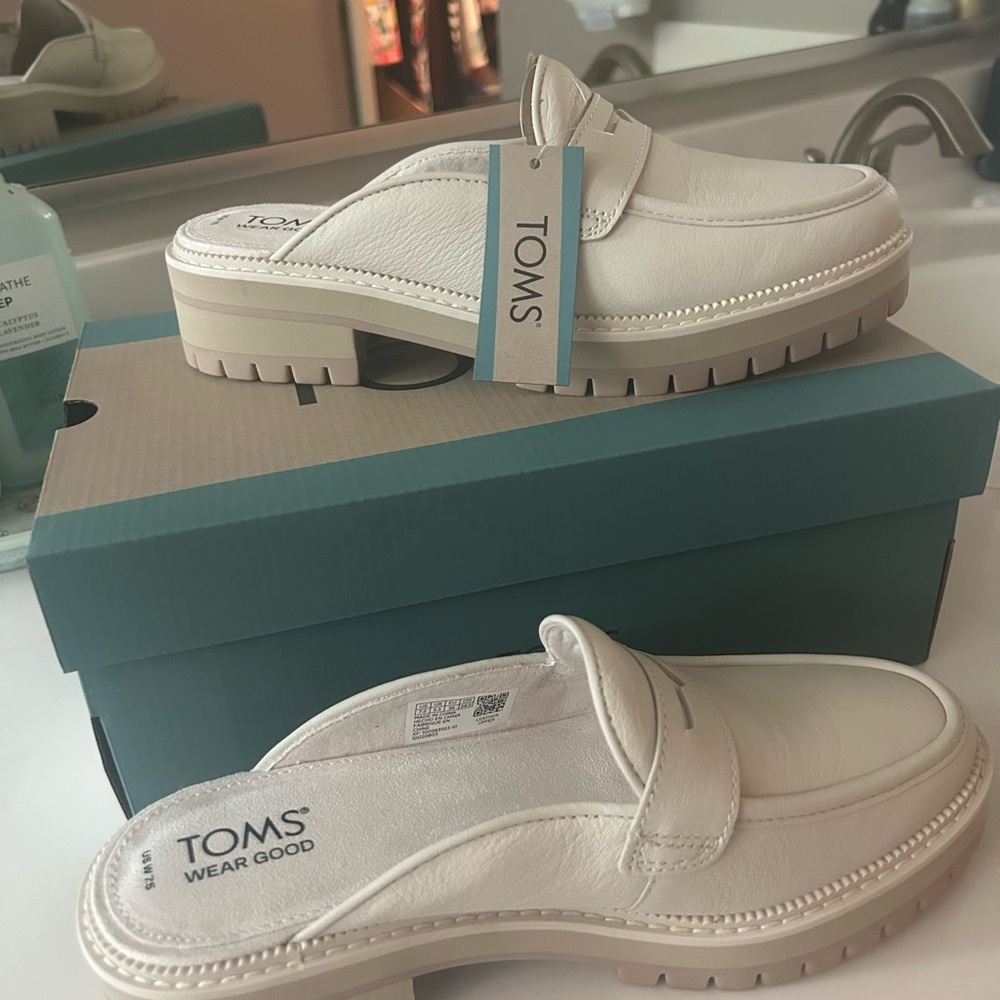 TOMS Women's Cream Loafers
